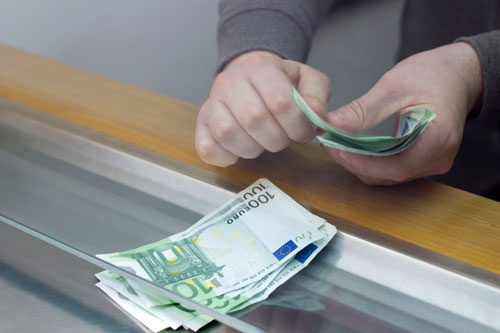 Mehrere 100-Euro-Scheine werden gezählt